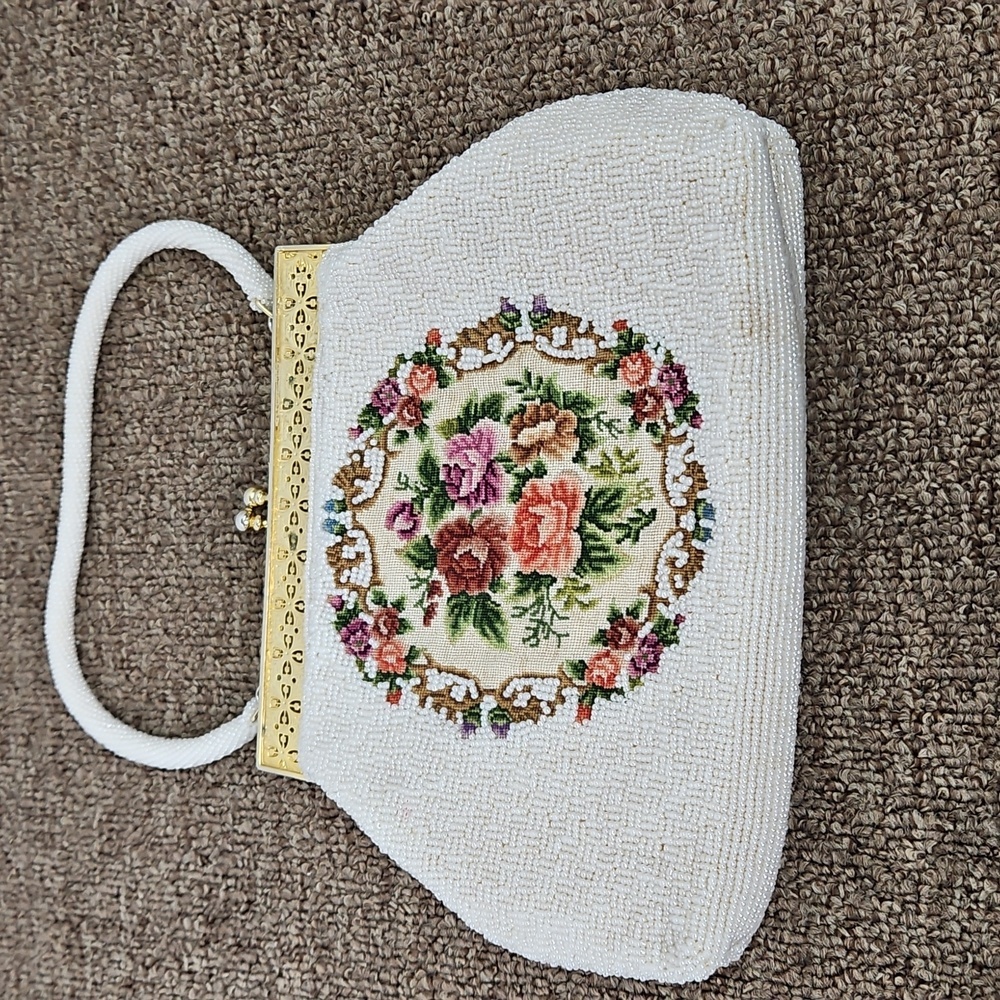 Vintage Needlepoint Petit Point Tapestry Framed Kiss-lock Beaded White Bag 7x9